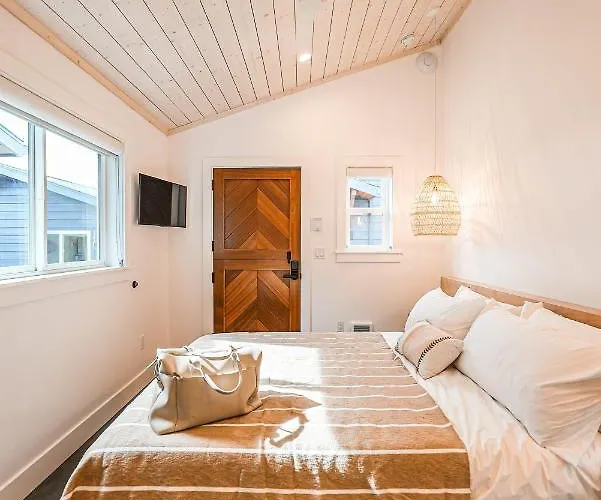 Mini Shortboard Room With A Queen Bed